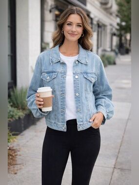 Risen Light Wash Denim Jacket Womens Large Distressed Structured Sleeve NWT GOOD